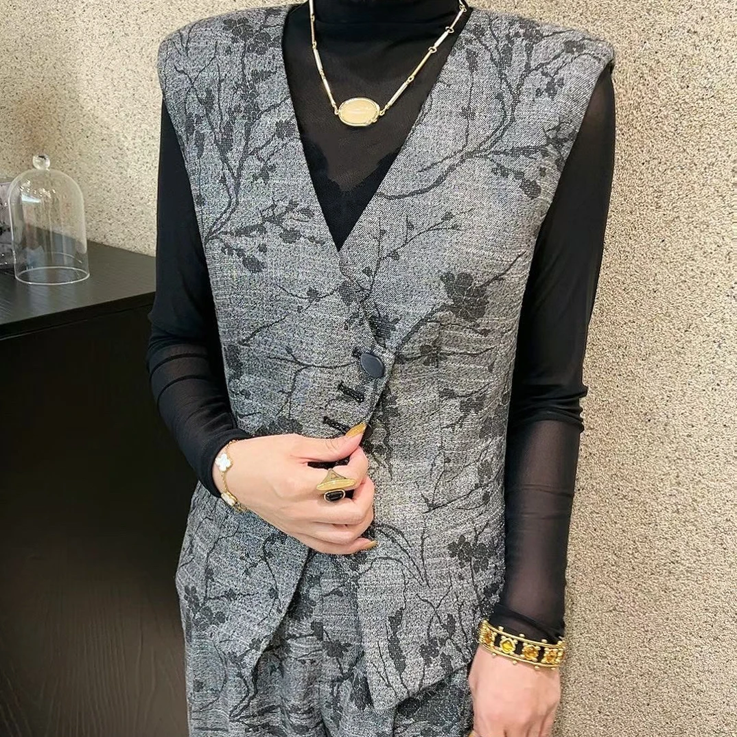 7075高级感显瘦印花V领马甲直筒长款裤子时尚通勤套装
