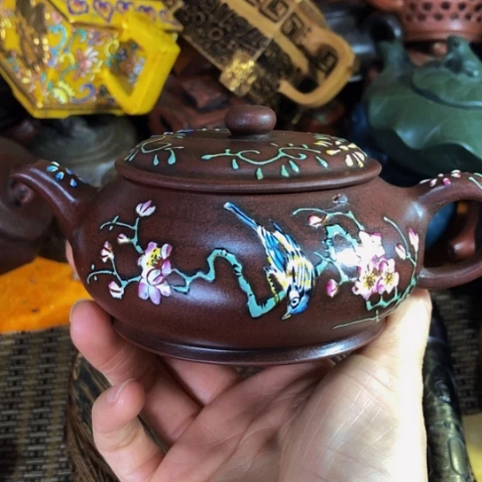 茶壶紫砂原矿泥料手工制作的一把紫砂壶。