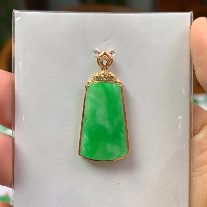 翡翠18K金镶嵌颈饰翡翠吊坠