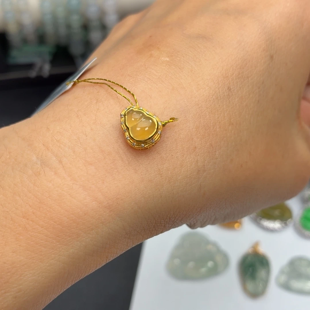 翡翠18K金镶嵌颈饰