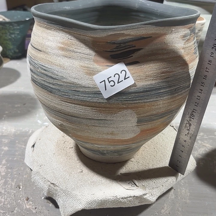 摆件高23，口19，有孔，7522