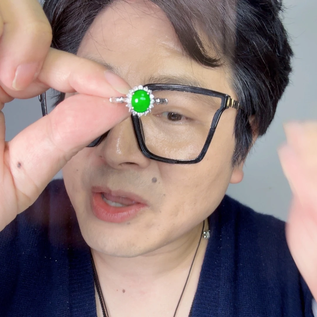 翡翠未镶嵌颈饰一件