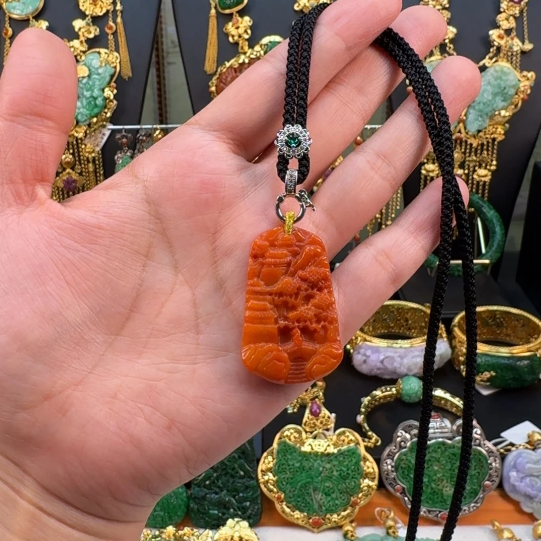 翡翠未镶嵌颈饰炸价