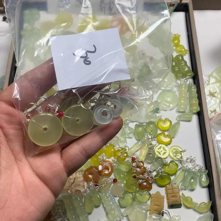 璇***柒蛇纹石玉合金耳钉