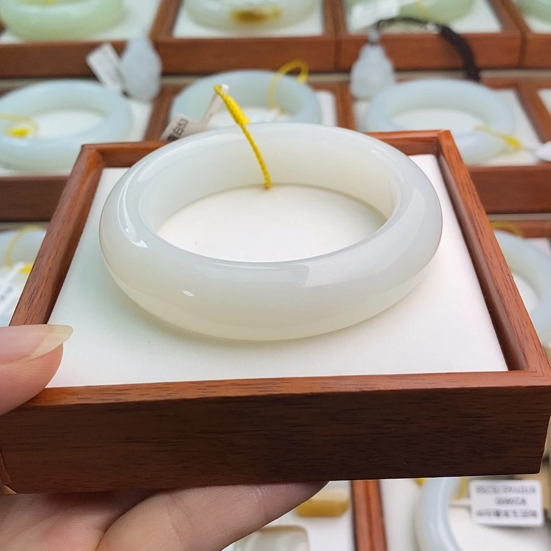 多****未镶嵌手镯和田玉（白玉）