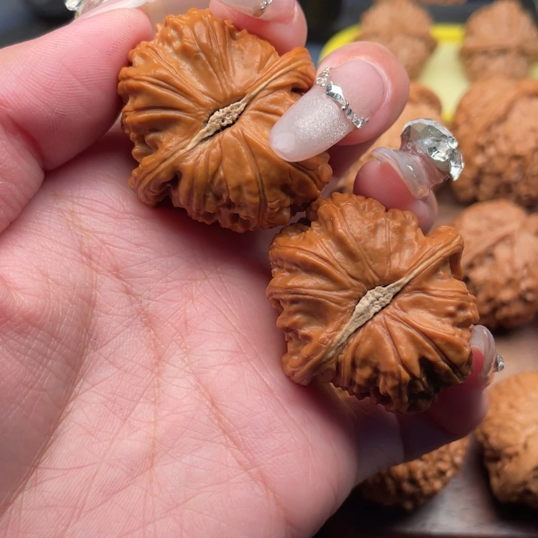 文玩核桃吊坠红皮白狮子36卡姿兰底