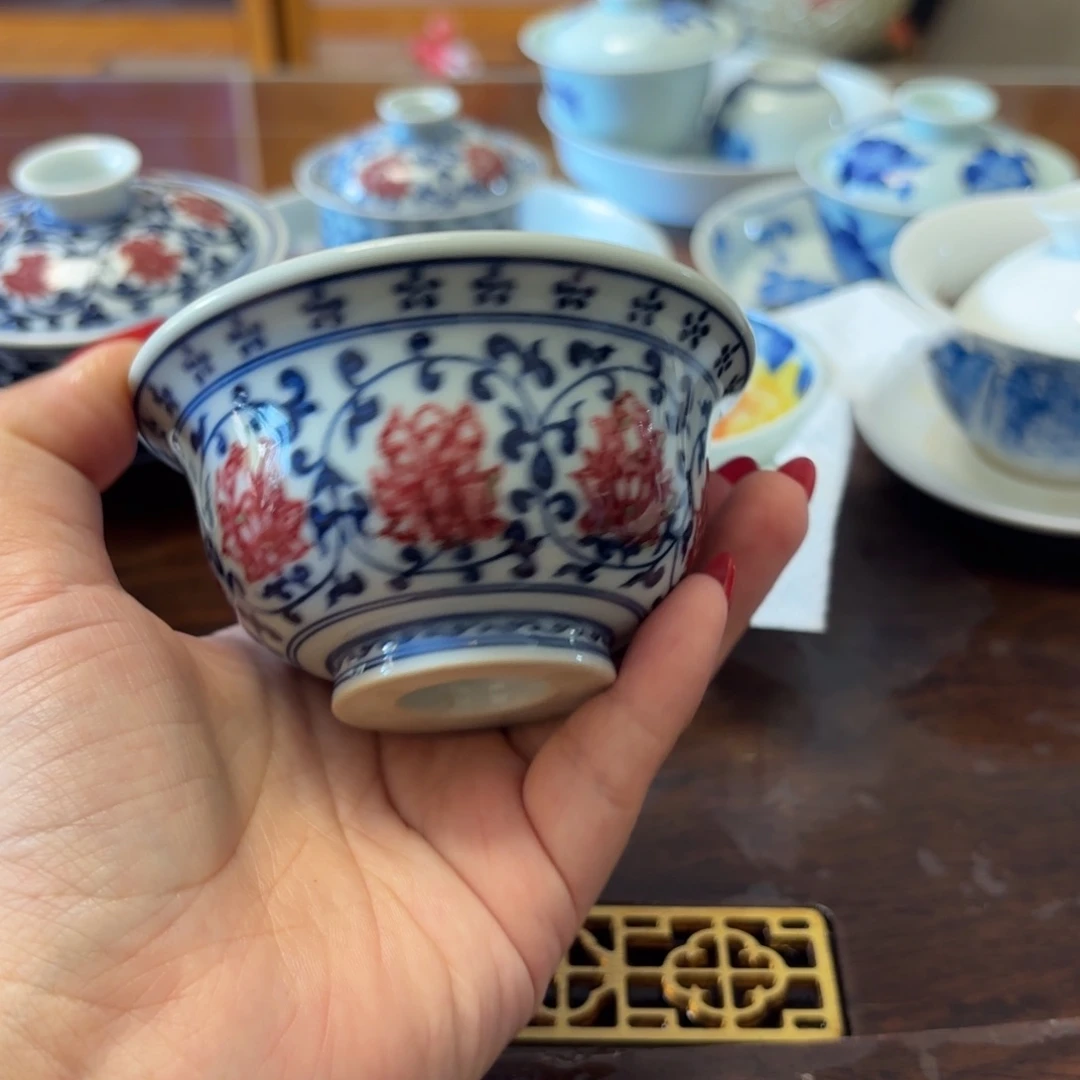 青花釉里红缠枝莲大压手