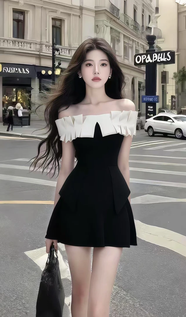 【现货】新款2025别致设计感一字肩抹胸收腰黑色拼接设计连衣裙小众