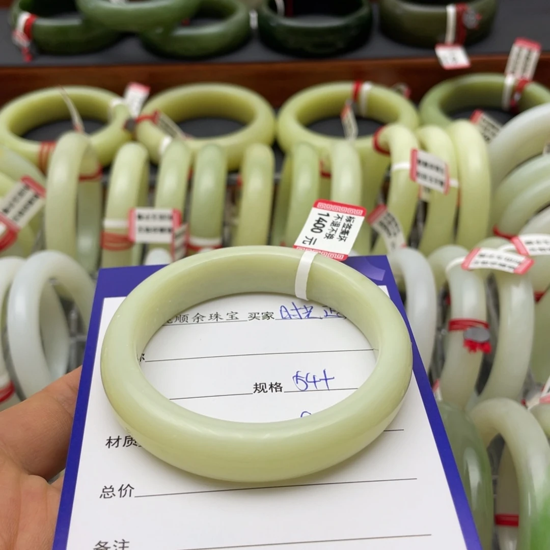 和田玉手镯未镶嵌时**好