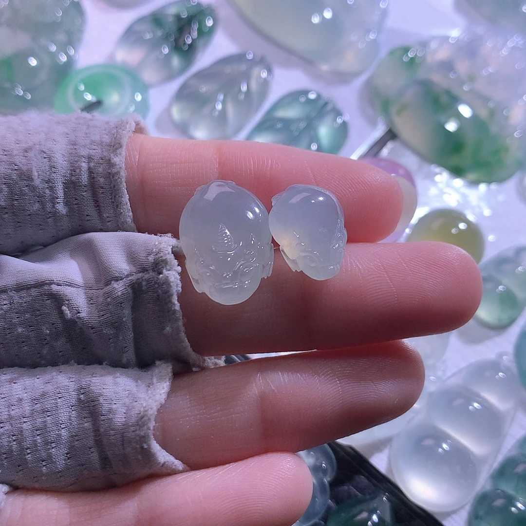 翡翠未镶嵌颈饰一对