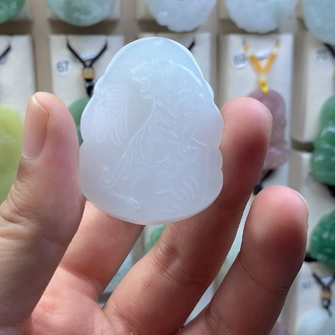 颈饰未镶嵌石英质玉（金丝玉）