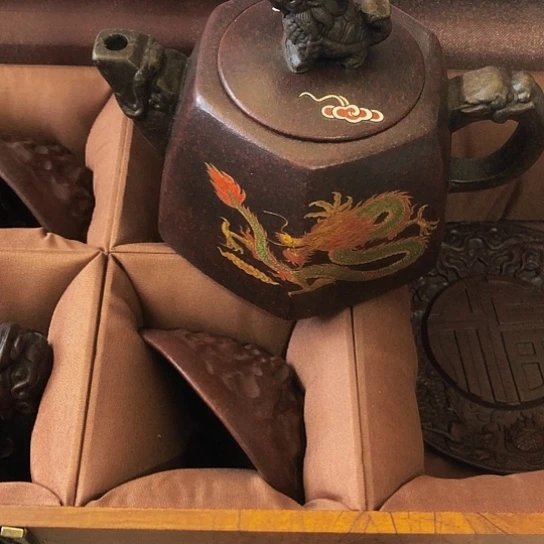 茶壶紫砂原矿泥料手工制作的一把紫砂壶。