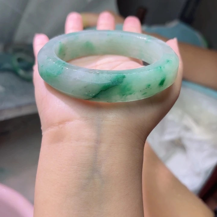 霖***妈未镶嵌手镯石英质玉（非洲翠）定制