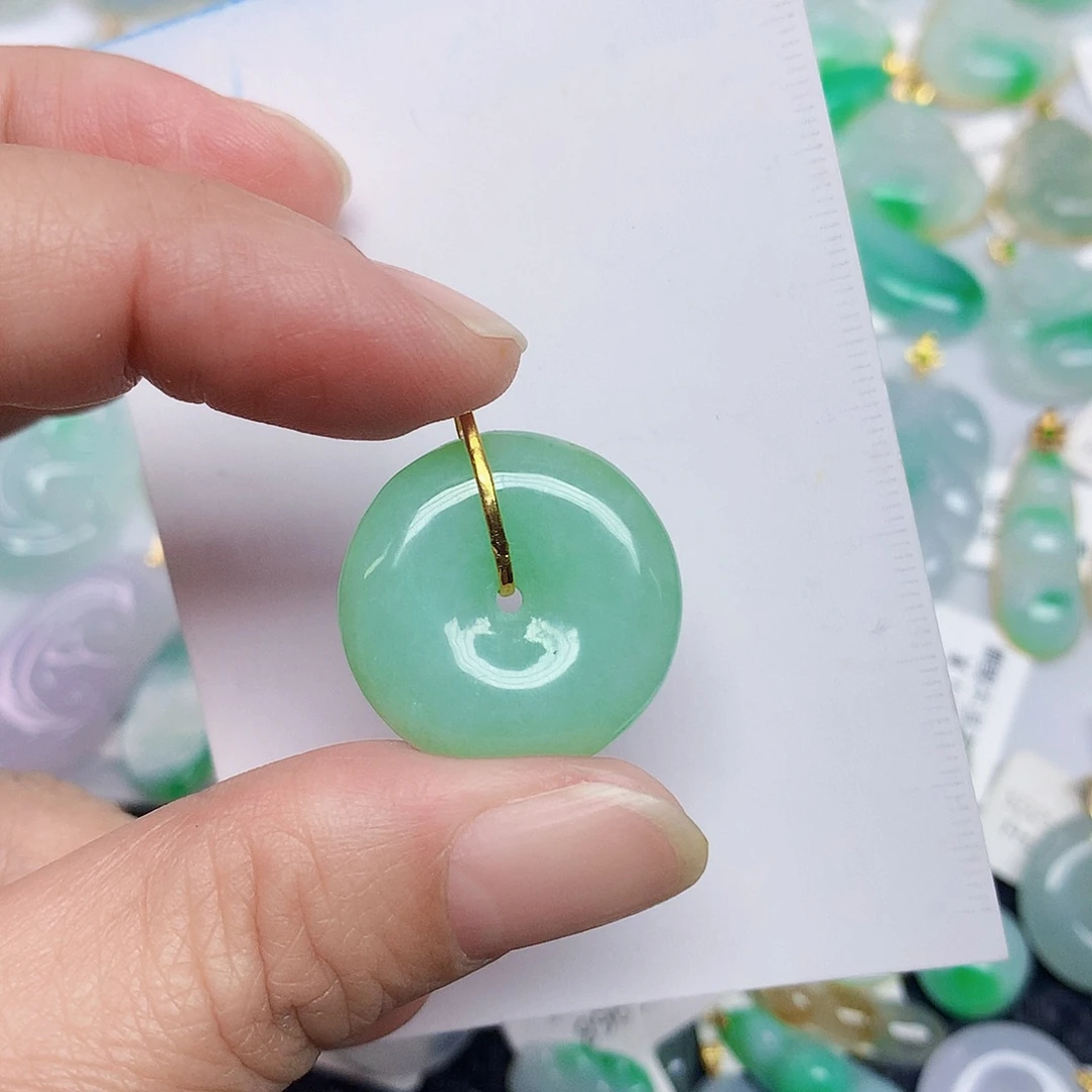 杨***子翡翠18K金镶嵌颈饰367799