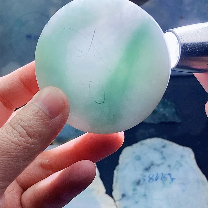 翡翠未镶嵌颈饰毛料30