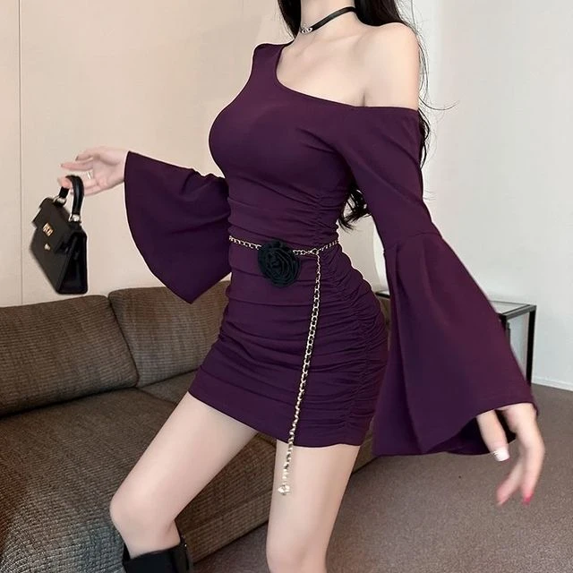 小众斜领喇叭袖连衣裙女秋冬季新款修身显瘦长袖褶皱短裙带腰链花