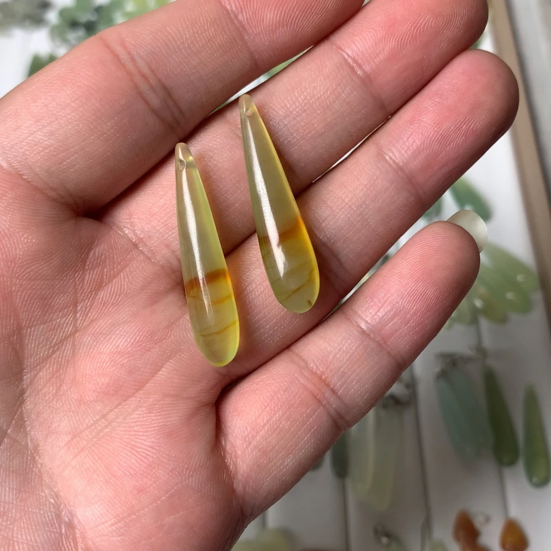 蛇纹石玉耳环未镶嵌鱼*跃