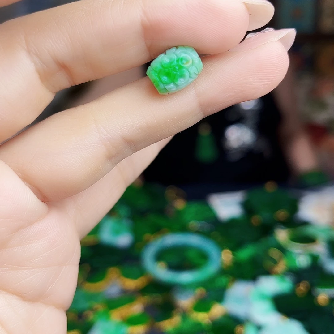 翡翠未镶嵌颈饰多样性