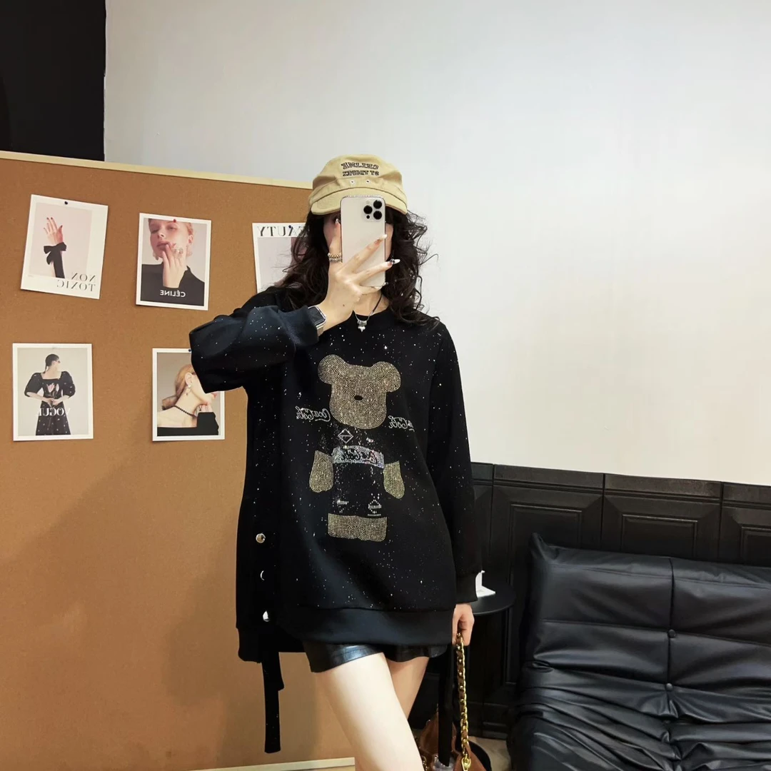2025秋冬新款胖MM大码中长款侧纽扣烫钻小熊图案遮肉显瘦百搭卫衣