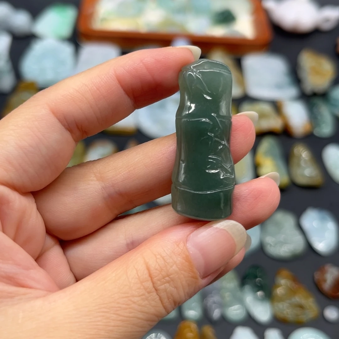 翡翠未镶嵌颈饰竹节