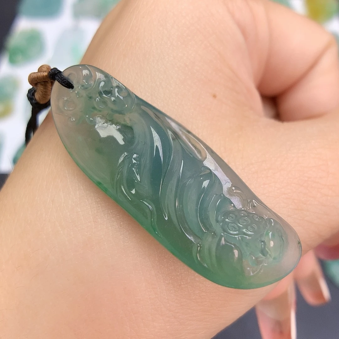 翡翠未镶嵌颈饰荷叶鱼