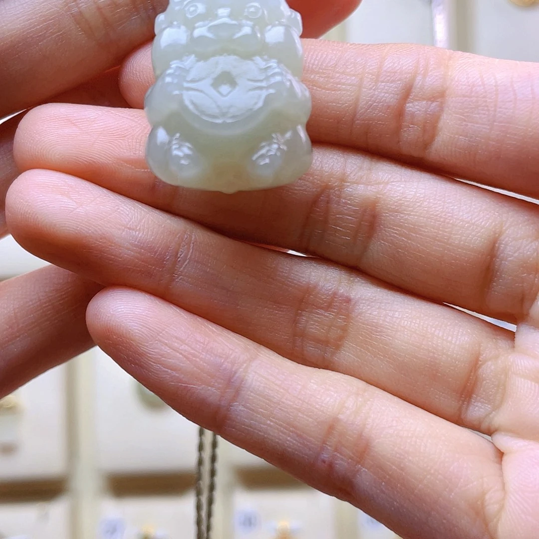 和田玉未镶嵌吊坠(赠链)暴***?