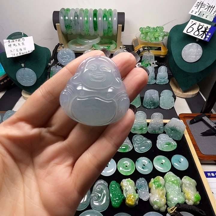 翡翠未镶嵌颈饰佛公