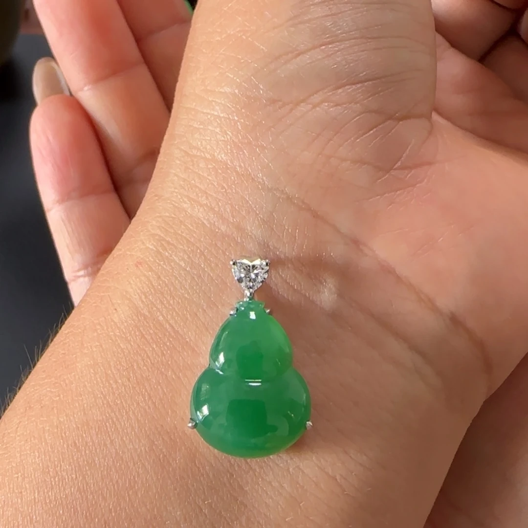 翡翠18K金镶嵌颈饰L葫芦