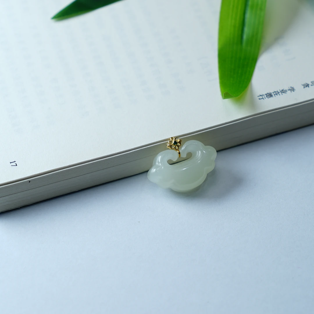 【缺货】18K和田玉祥云如意锁 26*15*9mm SP1876