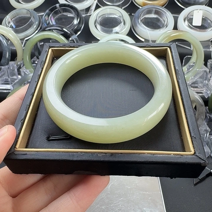 和田玉未镶嵌手镯