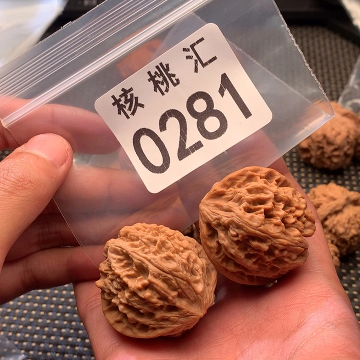 文玩核桃吊坠野牛