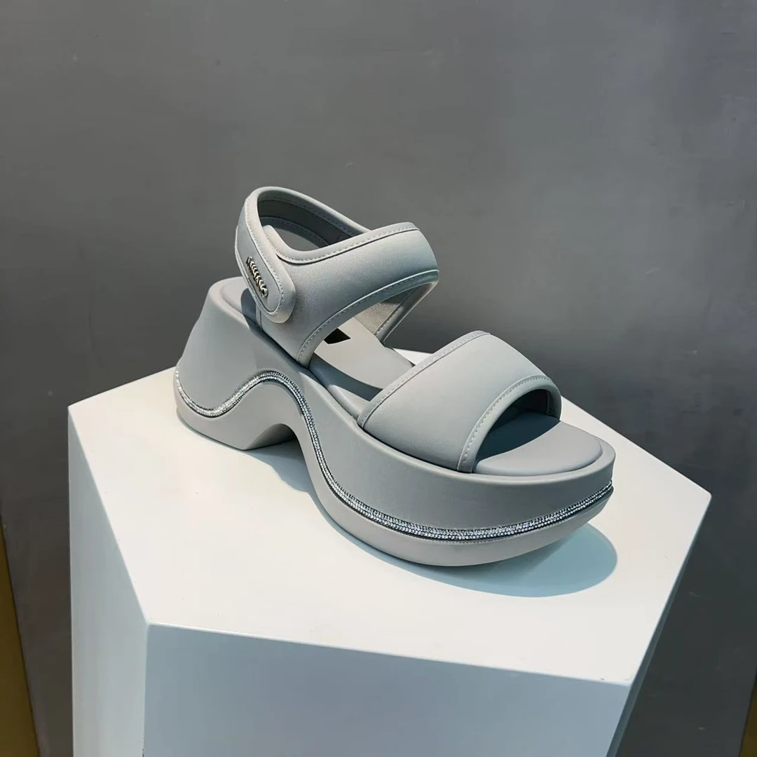 2025夏季小众新款欧货水钻厚底增高一字带凉鞋女外穿时尚罗马鞋