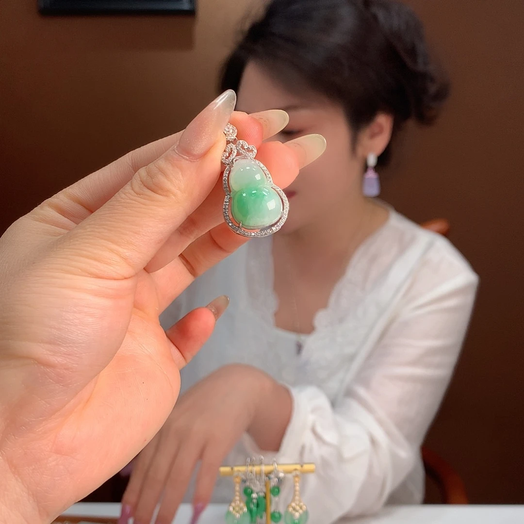 梅***头翡翠银S925镶嵌颈饰吊坠