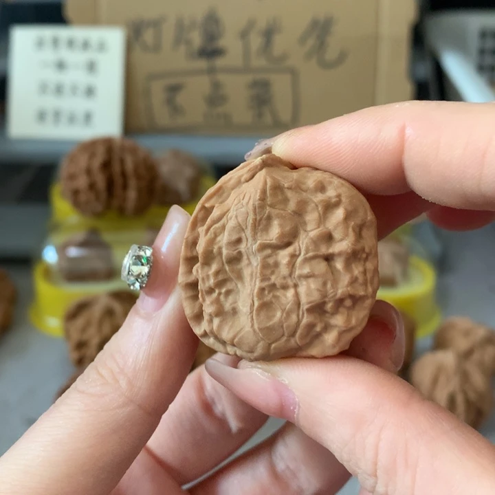 江***2吊坠文玩核桃异形导致，有瑕疵