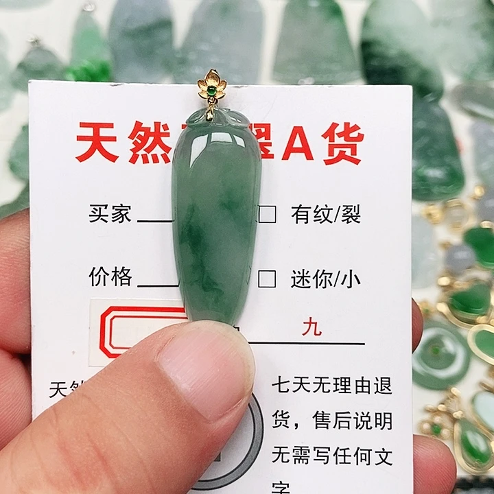 翡翠18K金镶嵌颈饰福瓜