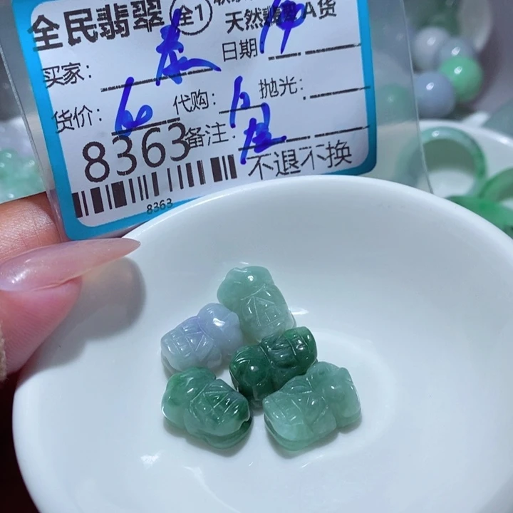 泰***顶翡翠未镶嵌颈饰有