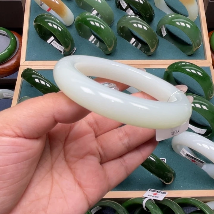 和田玉未镶嵌手镯