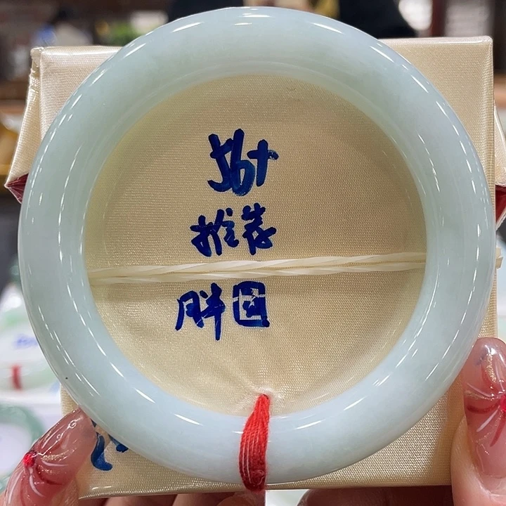 翡翠手镯未镶嵌翡翠手镯