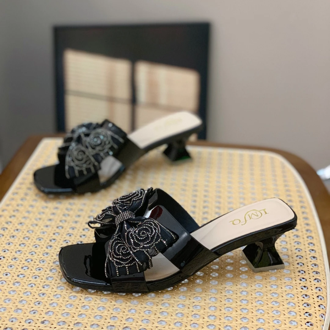 蝴蝶结气质一字拖女2025夏季新款水钻粗跟时尚百搭露趾外穿凉拖鞋