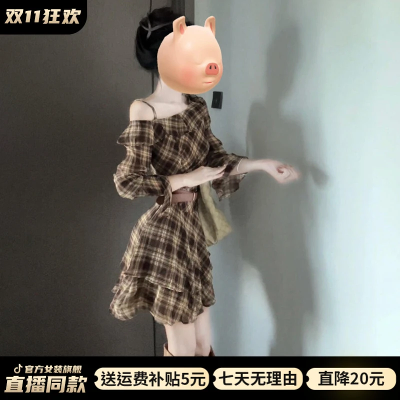 2025秋季新款韩版时尚休闲设计感小众斜领露肩设计感修身显瘦短裙