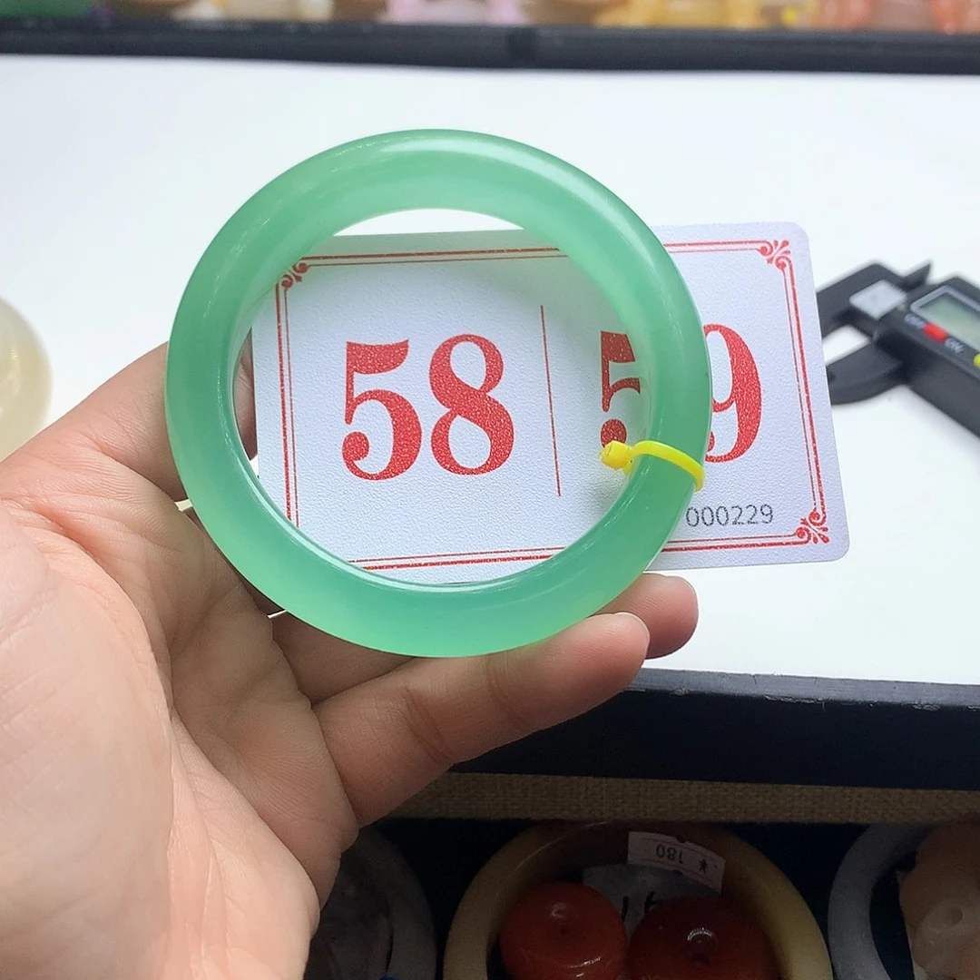 未镶嵌石英质玉（黄龙玉）手镯季*枝