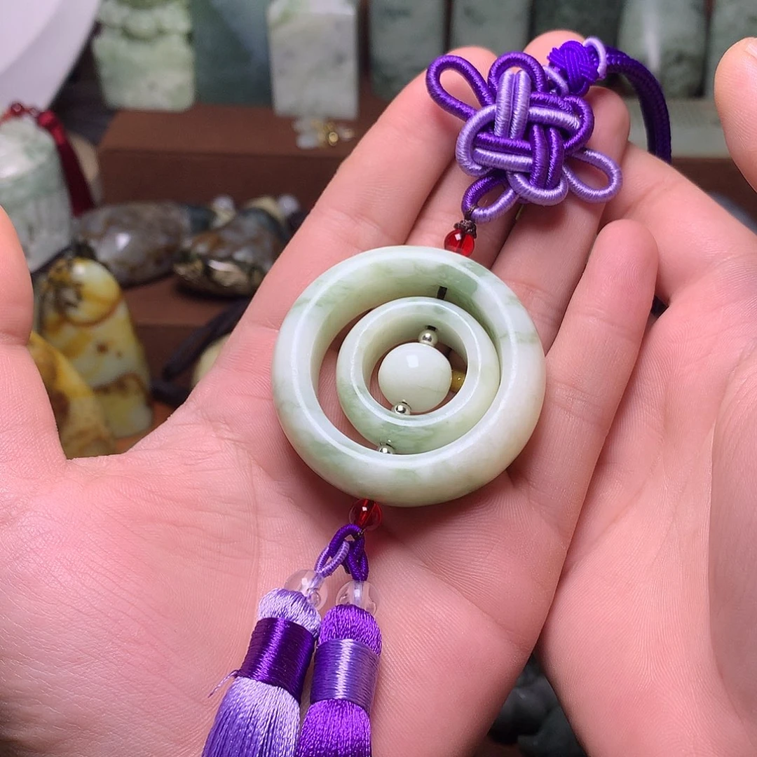 未镶嵌岫玉老油翠车挂件