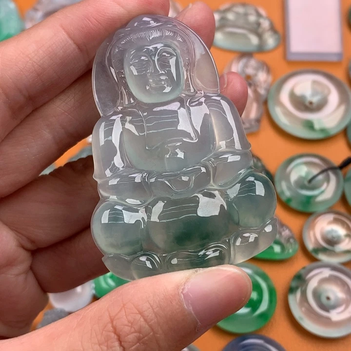 翡翠挂件未镶嵌…..