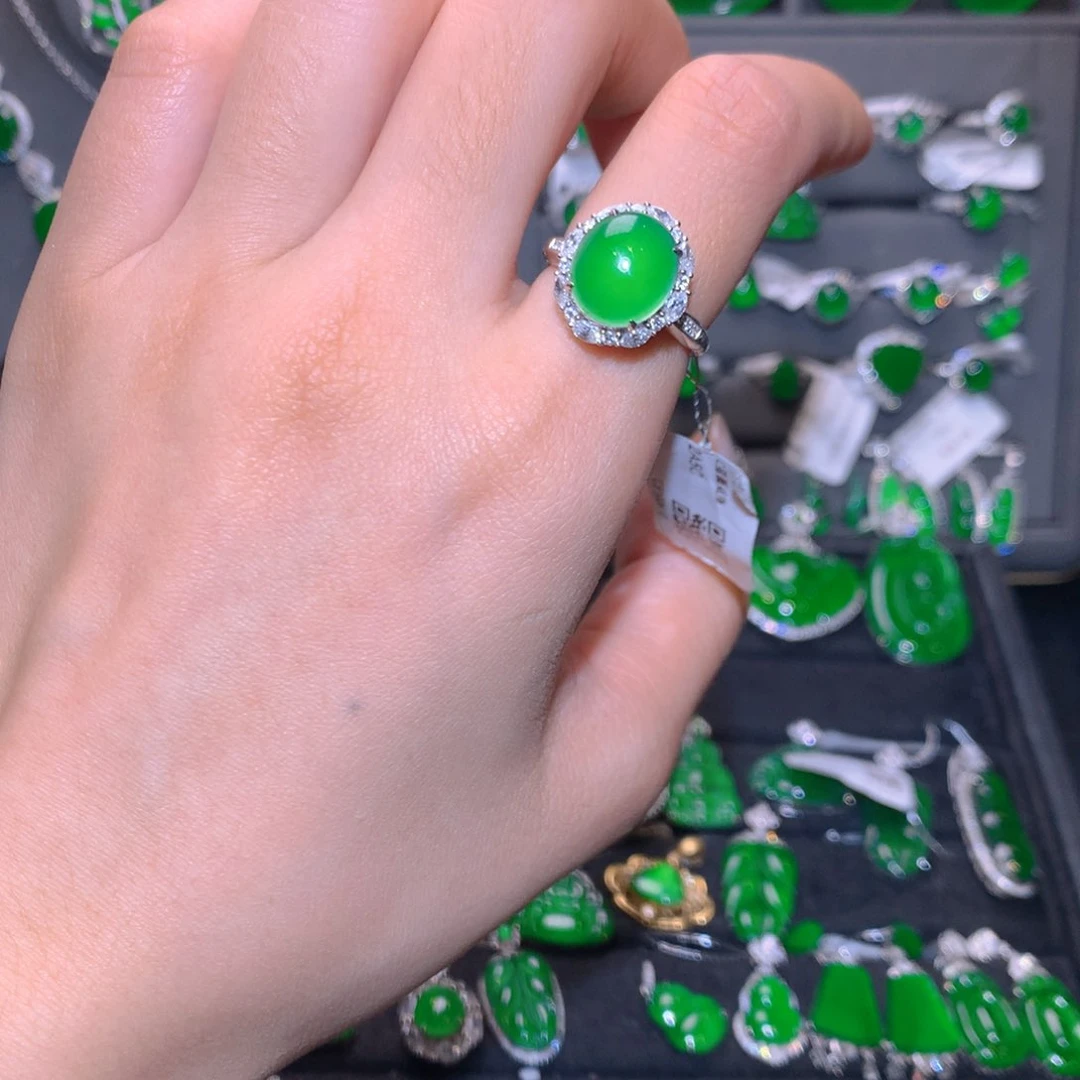 翡翠戒指18K金镶嵌蛋面