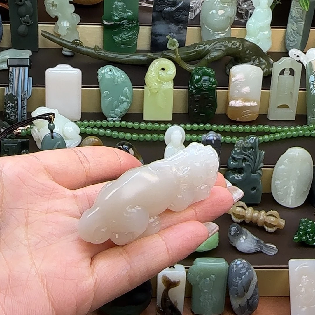 昍***和田玉未镶嵌颈饰