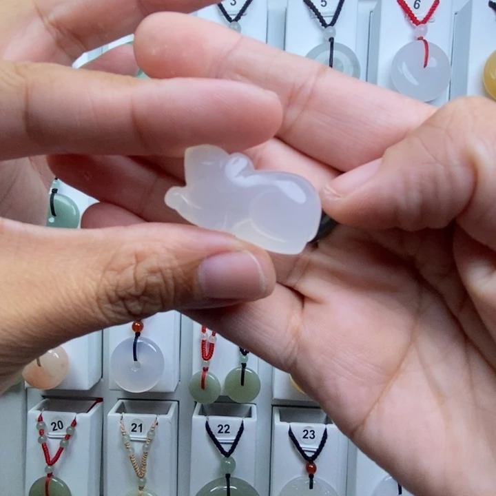 人***义玛瑙/玉髓颈饰未镶嵌