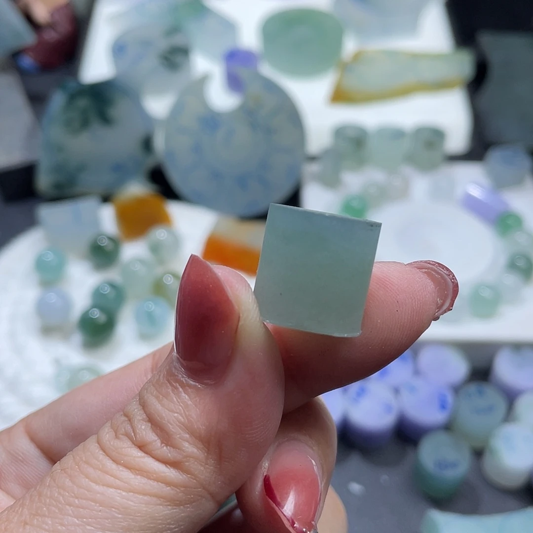 妹***猪定制翡翠未镶嵌珠子