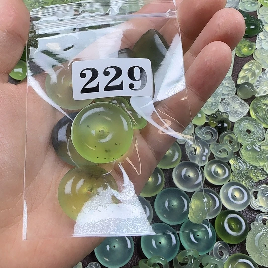 走***了蛇纹石玉未镶嵌岫玉吊坠