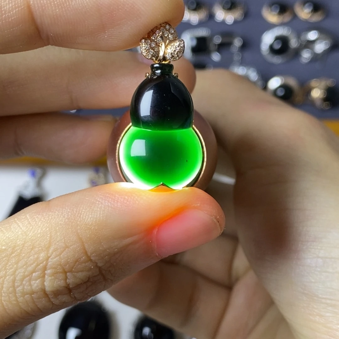 颈饰18K金镶嵌翡翠