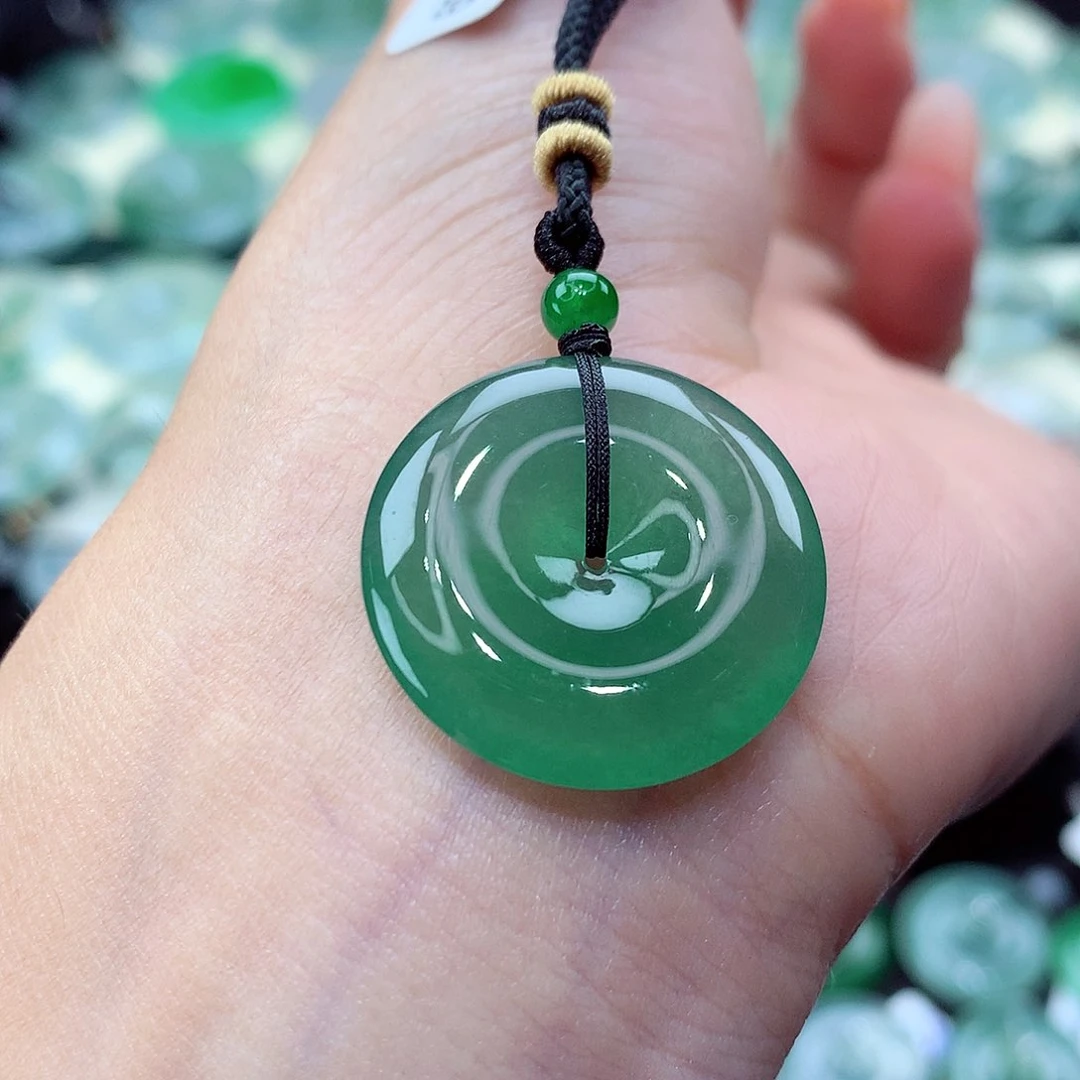 翡翠未镶嵌颈饰编号5。尺寸23.8-4.9